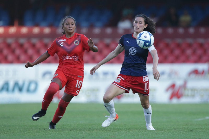 Magaly Cortés y Tania Morales disputan un balón