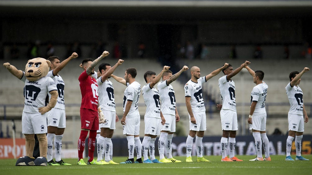 Jugadores de Pumas entonan el 'Goya' antes de un partido