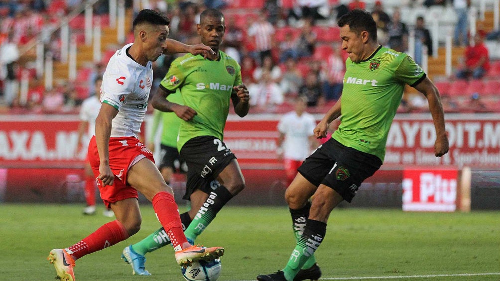 Ricardo Chávez y Alberto Acosta disputan el balón en partido de la jornada 12