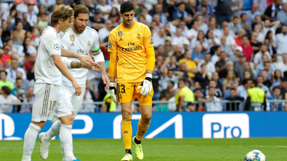 Thibaut Courtois se lamenta tras un gol del Brujas