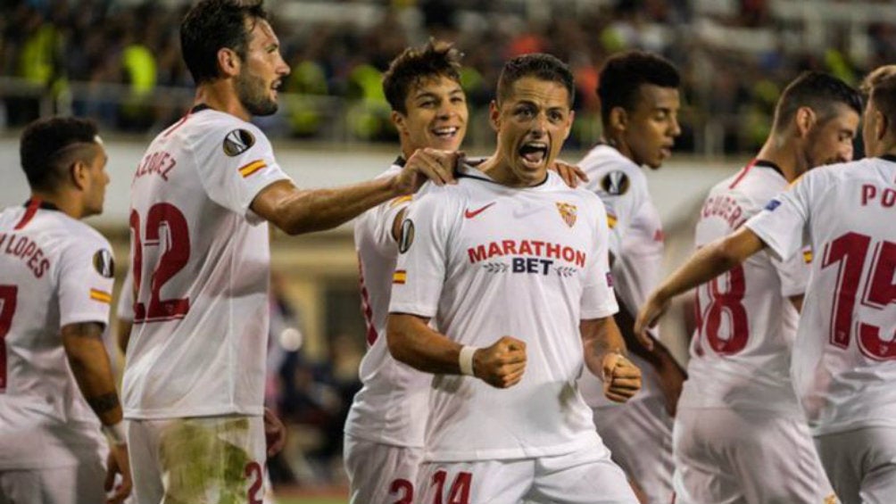 Chicharito celebra su anotación ante el Qarabag 