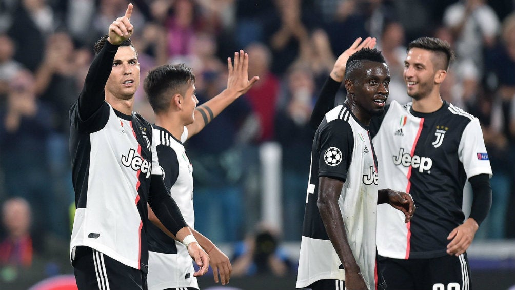 Cristiano Ronadlo y jugadores de la Juventus festejan un gol