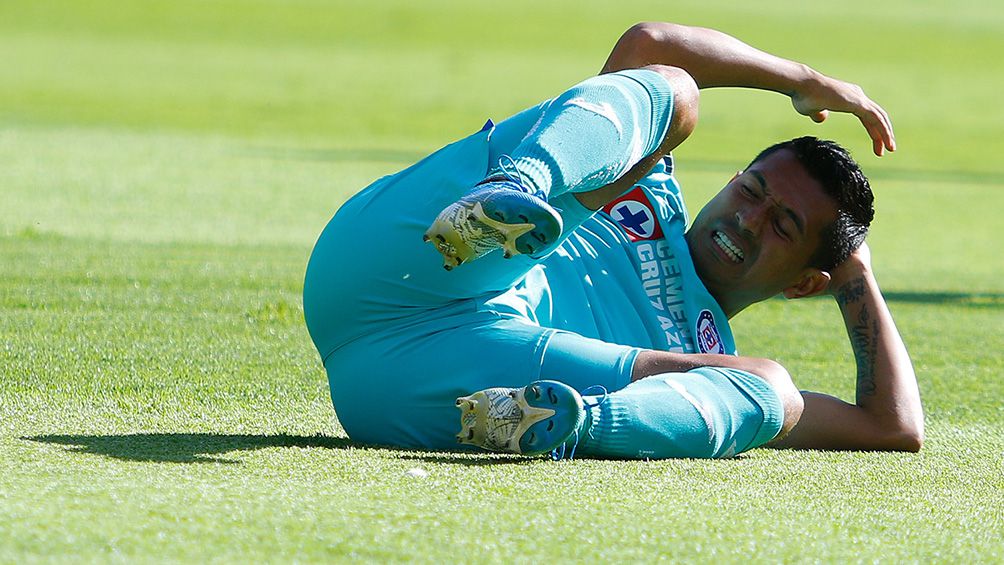 Elías Hernández en un partido con Cruz Azul