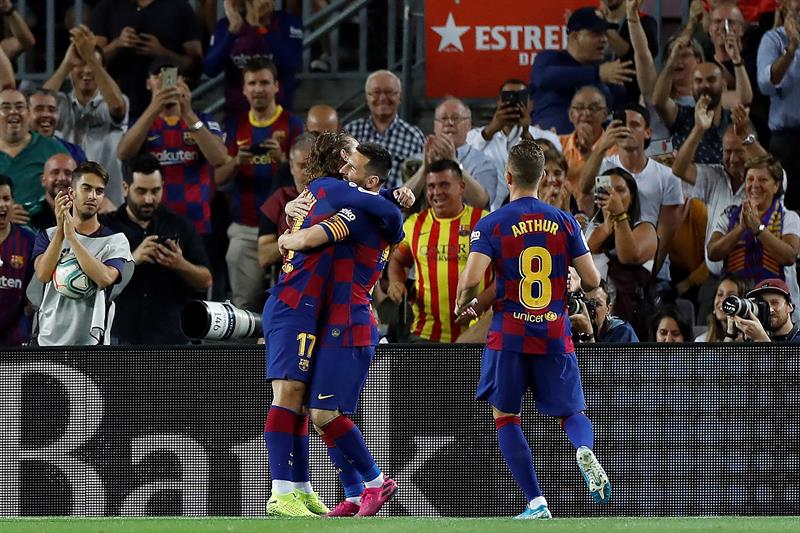 Messi y Griezmann festejan un gol