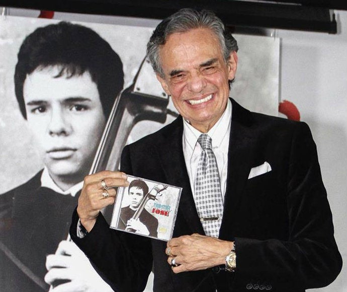 José José muestra uno de sus discos 