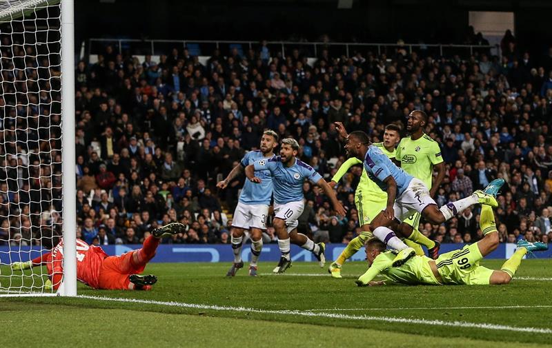 Raheem Sterlin marca gol al Dinamo Zagreb