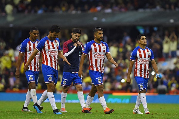 Jugadores de Chivas se lamentan en el Clásico Nacional