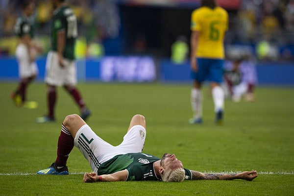 Miguel Layún se lamenta tras caer contra Brasil en Rusia 2018