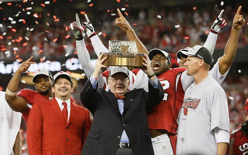 Bill Bidwill alza el trofeo del ganador de la Conferencia Nacional