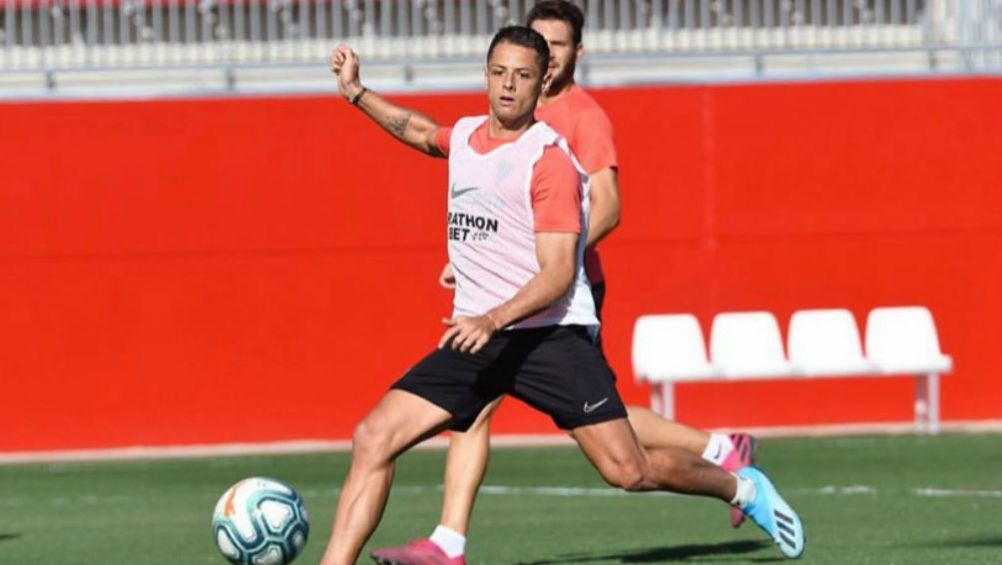 Chicharito, en un entrenamiento del Sevilla