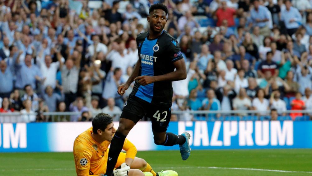 Emmanuel Dennis festeja tras marcar un gol en el Bernabéu