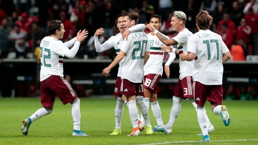 Jugadores de México celebran el gol de Angulo ante Trinidad y Tobago