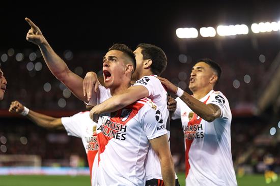 Rafael Borré festeja el gol de penalti que anotó