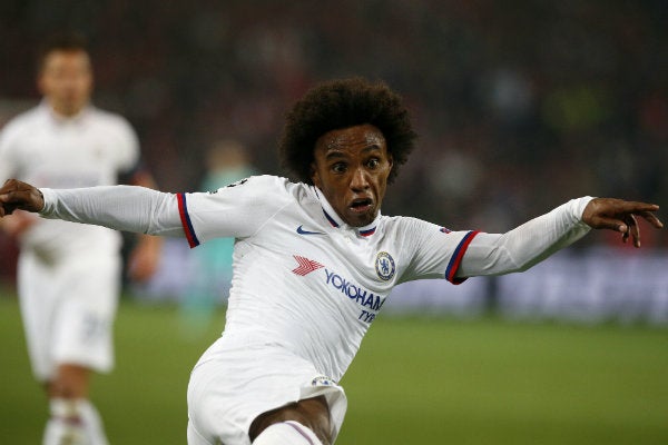 Willian en su disparo de volea que terminó en gol