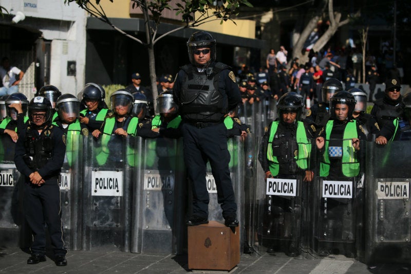 Policías que resguardaron la marcha por el 2 de octubre