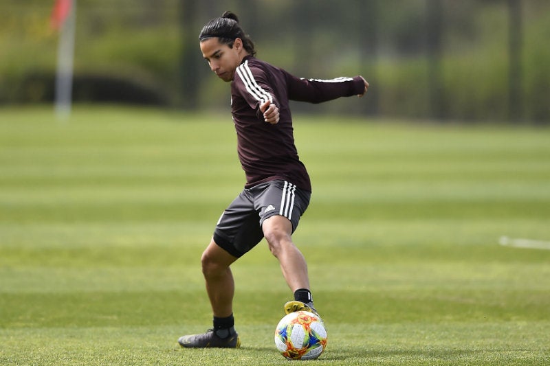 Diego Lainez controla el balón en un entrenamiento con el Tri