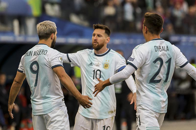 Agüero, Messi y Dybala celebrando un gol de Argentina