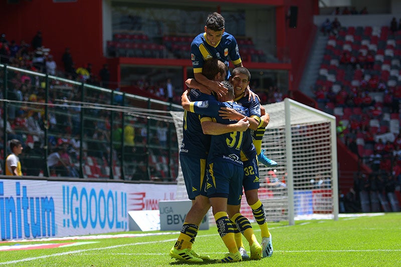 Jugadores de Monarcas celebran un gol