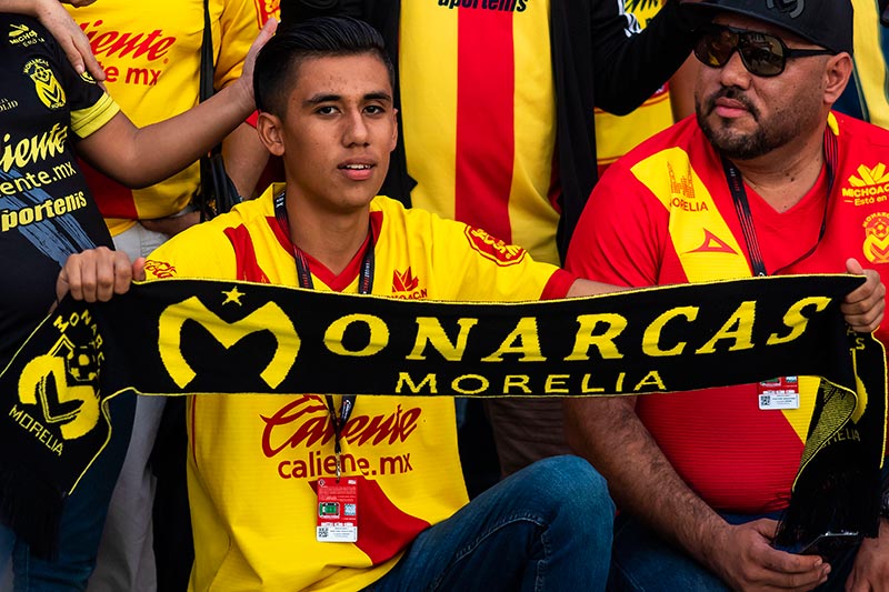 Un aficionado de Monarcas apoyando al equipo