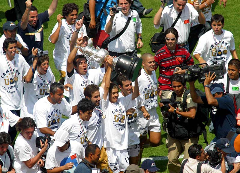 Jugadores de Pumas celebran el título ante Chivas