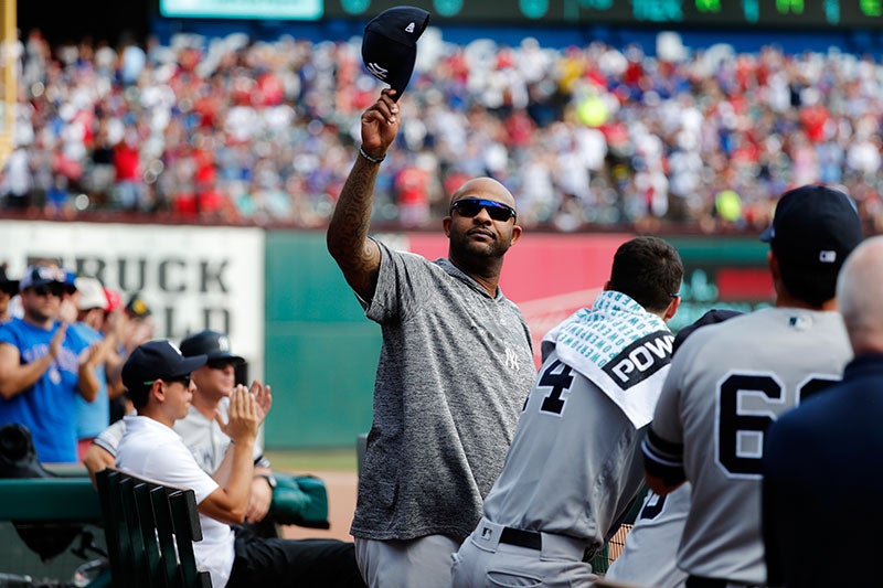 CC Sabathia saluda a los aficionados desde el dugout