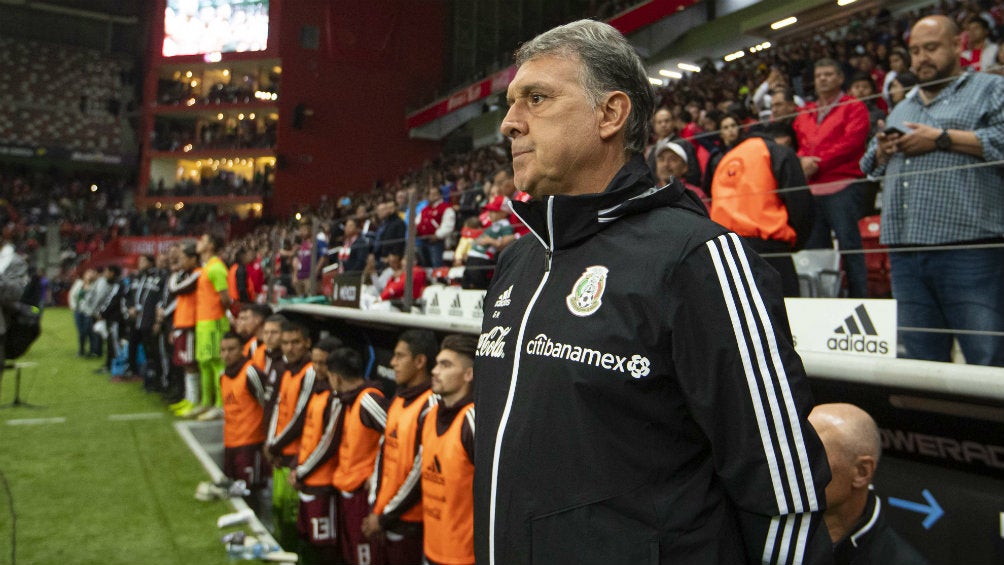 Gerardo Martino durante la ceremonia de los himnos en el estadio Nemesio Diez