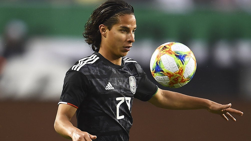 Diego Lainez durante un duelo con el Tricolor 