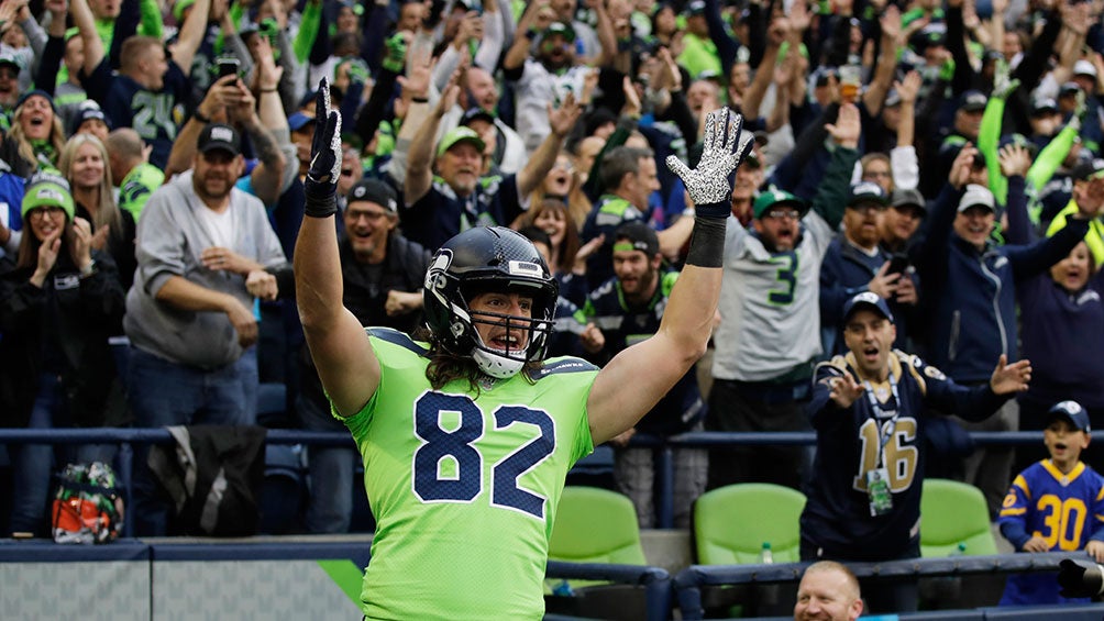 Luke Willson celebra el touchdown de los Seahawks