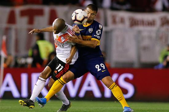 Fuerte pelea por el balón en el Siperclásico