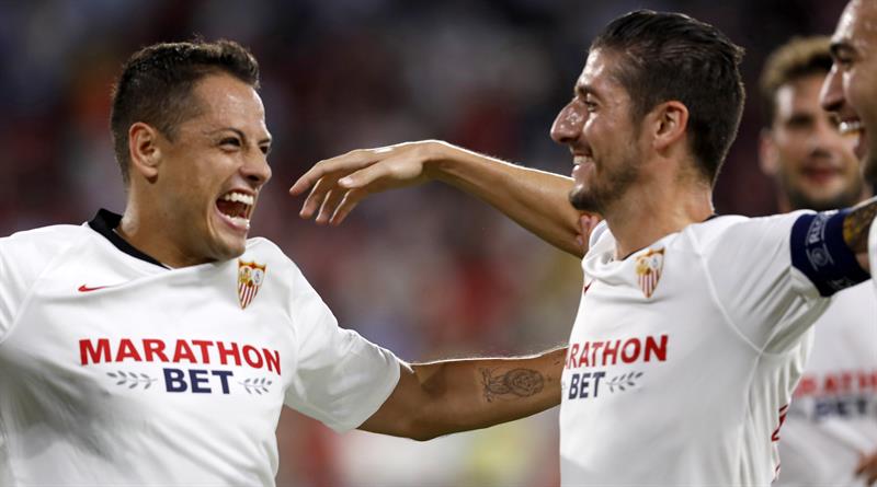 Chicharito festeja un gol con el Sevilla en Europa League