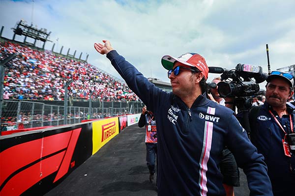 Checo Pérez saluda a la afición en el Foro Sol