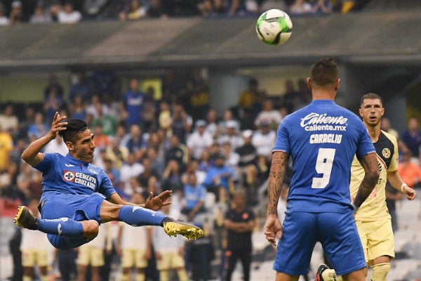 Madueña rematando un esférico en un partido ante el América