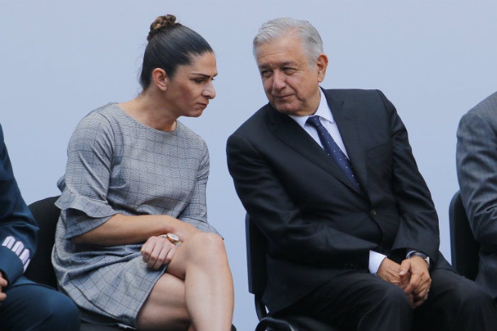 Ana Guevara y AMLO, en un evento