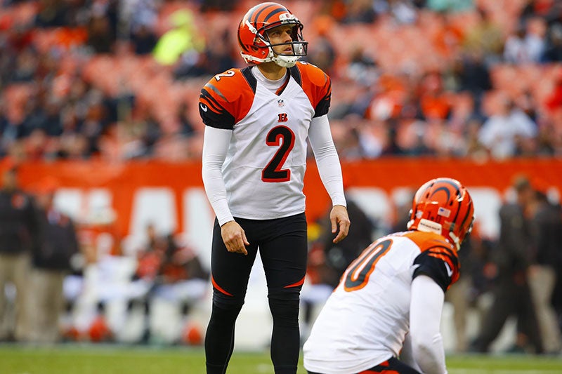 Mike Nugent intenta un gol de campo con los Bengals