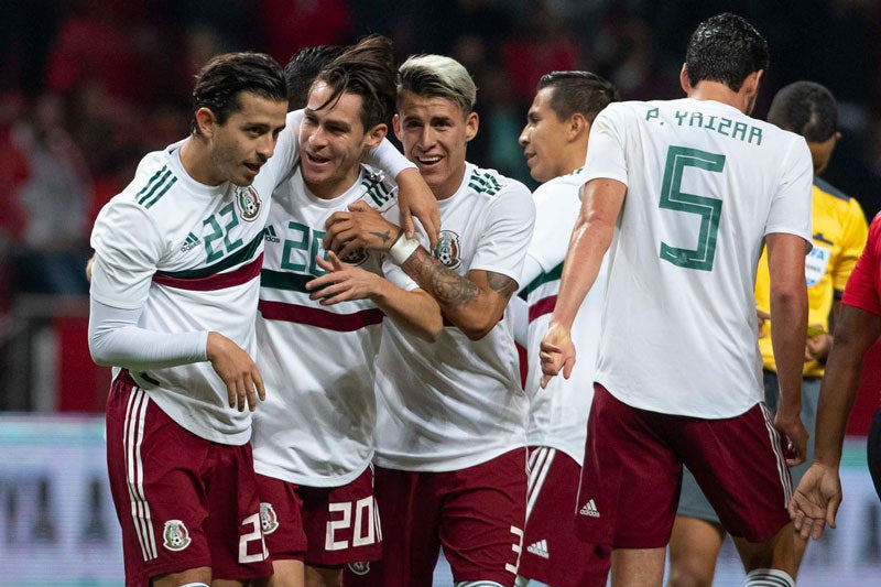 Jugadores del Tricolor celebran una anotación ante TyT