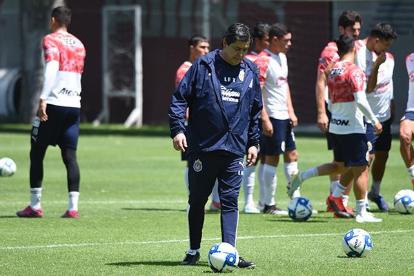 El Flaco Tena durante el entrenamiento con Chivas