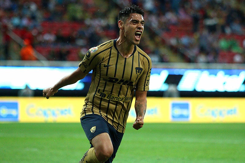 Felipe Mora festeja un gol en el Estadio Akron