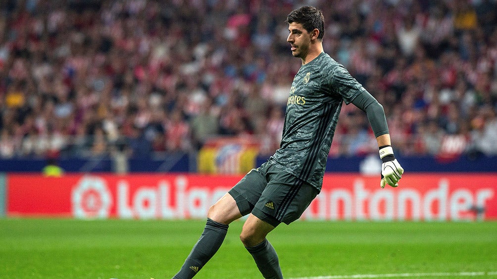 Courtois, realiza un despeje en juego del Real Madrid 