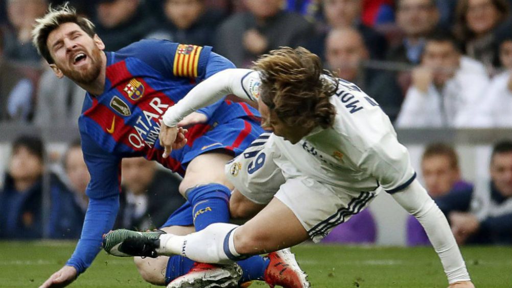 Messi y Modric disputando un balón en el Clásico