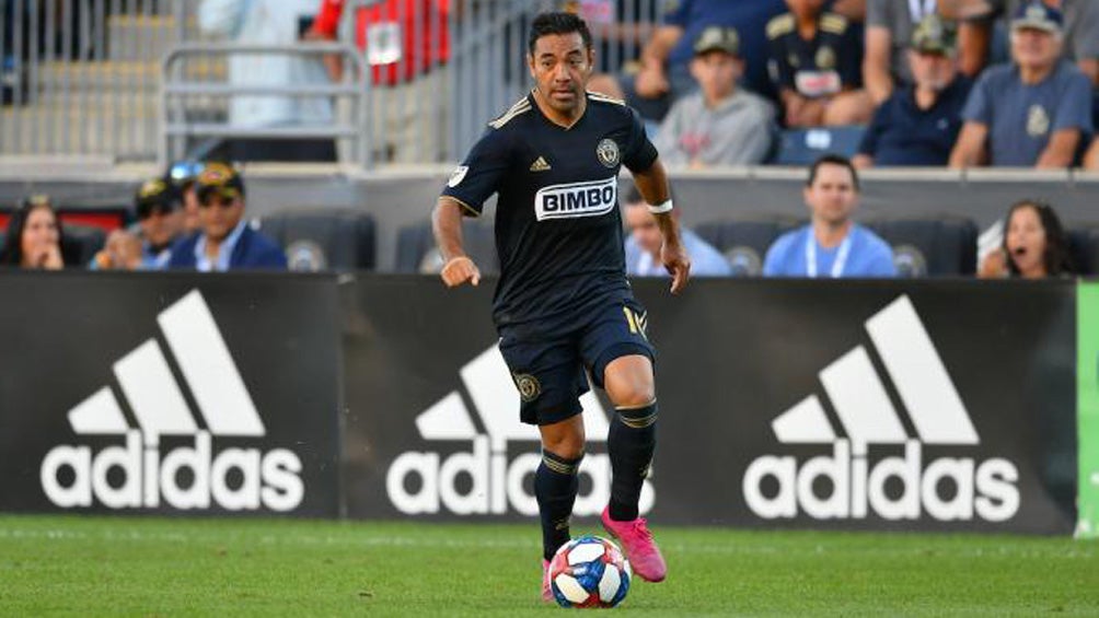 Marco Fabián, en un duelo con el Philadelphia Union