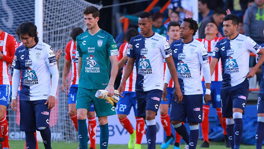 Jugadores de Pachuca en el partido contra San Luis