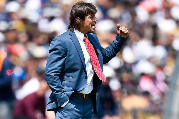 Almeyda da indicaciones en juego con Chivas