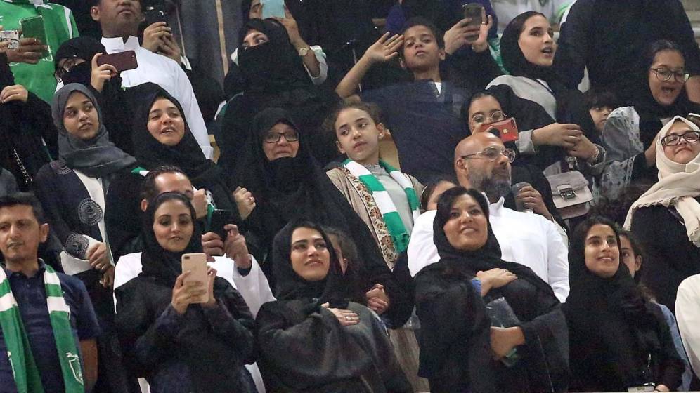 Mujeres asistiendo a un partido de futbol en Arabia Saudita