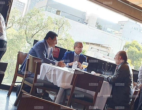 Víctor Garcés, con el representante Juan Andrés Sámano (izq.) y Rafael González Callado (der.), representante del hotel Azul Ixtapa 