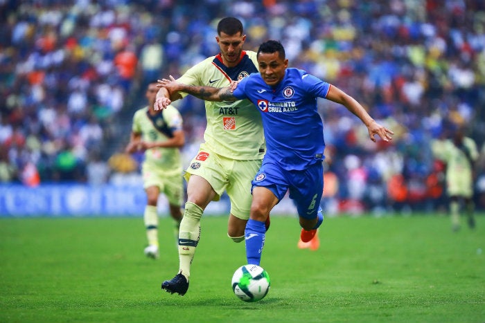 Guido Rodriguez y Victor Yotun, durante un partido