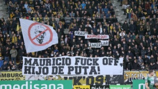 Afición de Roda JC manifestando su descontentp