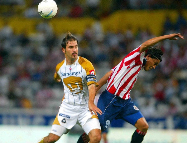 Joaquín Beltrán en un partido con Pumas ante Chivas