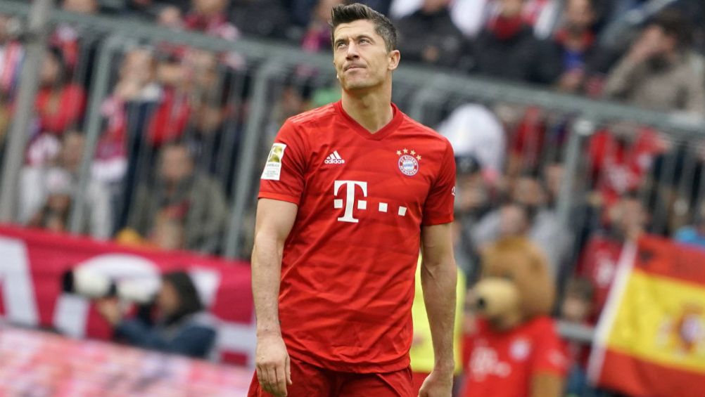 Robert Lewandowski desconcertado tras la derrota del Bayern Munich