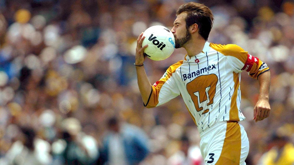 Joaquín Beltrán celebrando una anotación con Pumas 