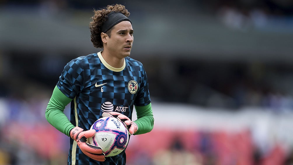 Memo Ochoa, en calentamiento para el Clásico Joven